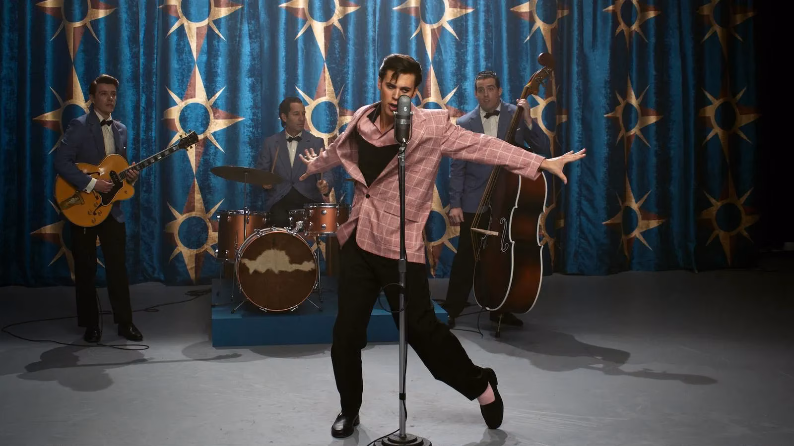 revisiting-baz-luhrmann-s-elvis-austin-butler-tom-hanks-and-the-weight-of-a-myth-image-0